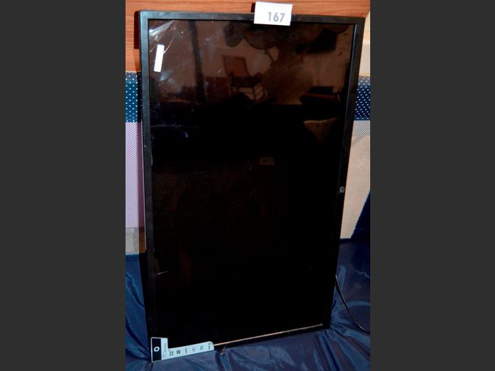 O 32" LED TV [Switches on, screen cracked] ### LICENCE PLEASE ###