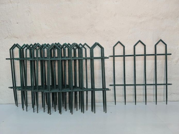 10-Piece Green Plastic Interlocking Garden Border Fence Panels