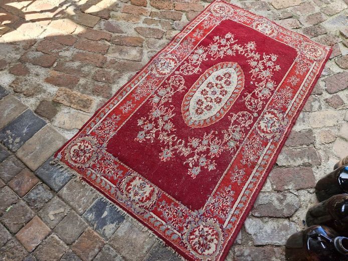 Vintage Persian-Style Medallion Area Rug – Classic Red and Cream Floral