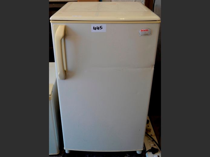 SANYO 90 LITRE BAR FRIDGE, 52 x 52 x 95cm [Getting cold, door dented]