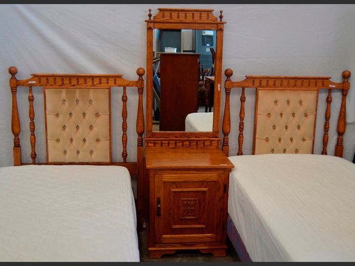 CANADIAN OAK: CHEVAL DRESSING TABLE WITH PAIR BUTTON BACK SINGLE HEADBOARDS [10,12]