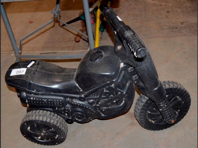 BLACK PLASTIC RIDE-ON SCOOTER