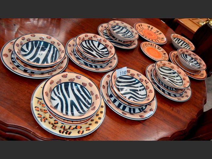 "ROUND THE HOUSE" 24-PIECE PART DINNER SERVICE