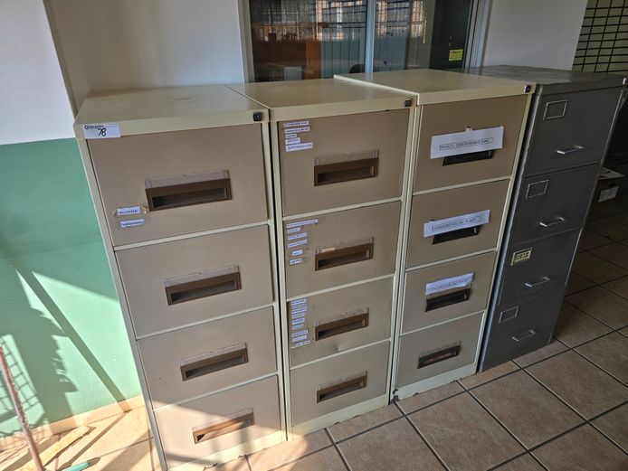 OPEN PLAN OFFICE: 4 x 4 DRAW STEEL FILING CABINETS, 2 x TYPIST CHAIRS, 1 x VISITOR CHAIR, 2 x LARGE WHITE BOARDS, 1 x 3-TIER WOODEN SHELF, 1 x 2 DRAW O/V PEDISTAL, 1 x 2-DOOR WOODEN CABINET