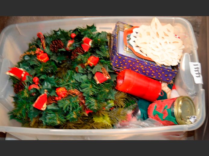 LOT: CHRISTMAS DECORATIONS IN PLASTIC BIN