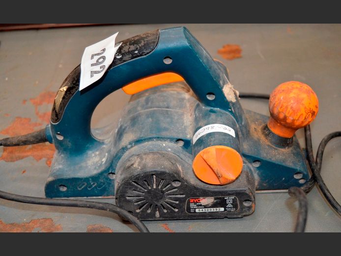 RYOBI HP 650 PLANER [Switches on]