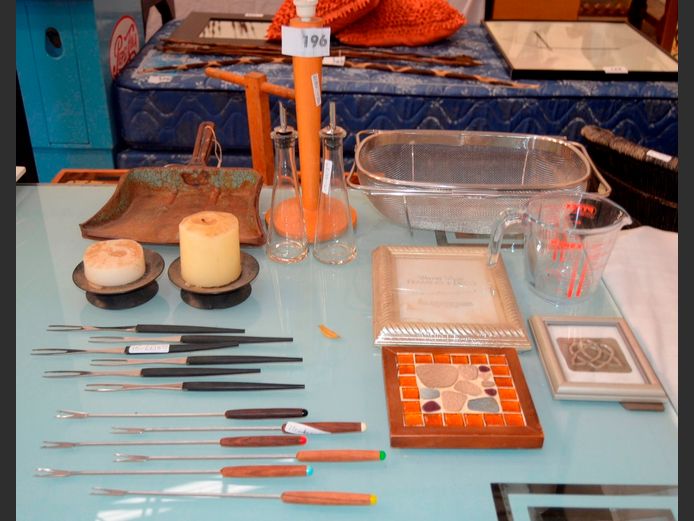 PYREX MEASURING JUG, OIL & VINEGAR POURERS, SIEVE, PICTURE FRAMES, etc