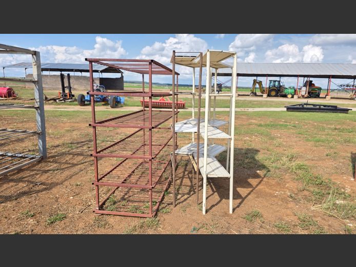 Rooi Staalrak + Wit rakke