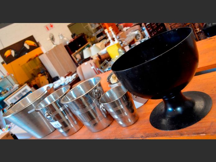 LOT: STAINLESS STEEL ICE BUCKETS & A CHAMPAGNE COOLER