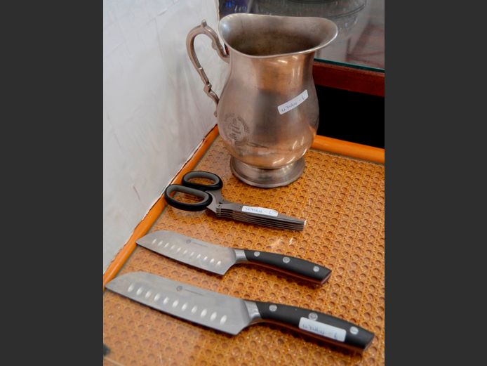 LOT: SILVER PLATE CHATEAU LE MONET JUG, 2 KNIVES & STAINLESS STEEL MASTERCHEF GEFU SCISSORS
