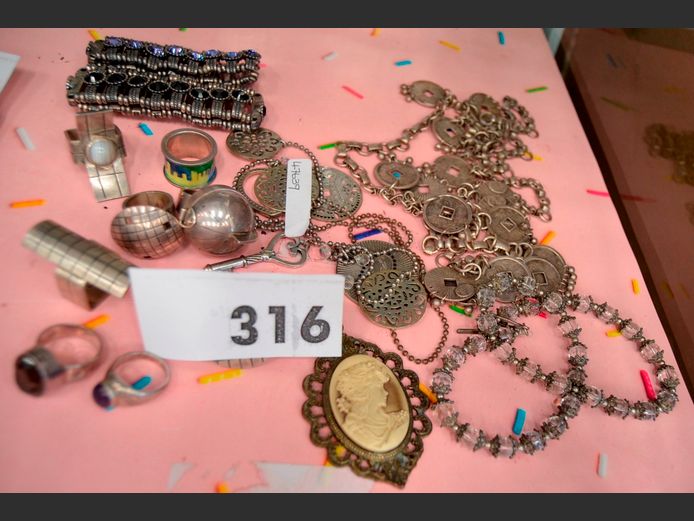 LOT: COSTUME JEWELLERY