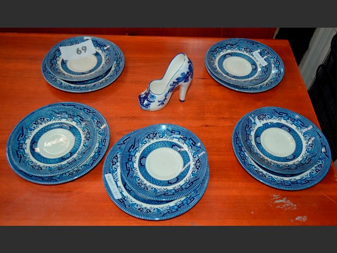 LOT: CHURCHILL BLUE & WHITE SIDE PLATES & SAUCERS