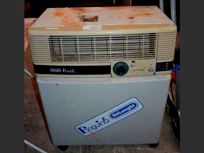 DELONGHI PENGUINO PORTABLE AIR CONDITIONER [Switches on, top damaged]