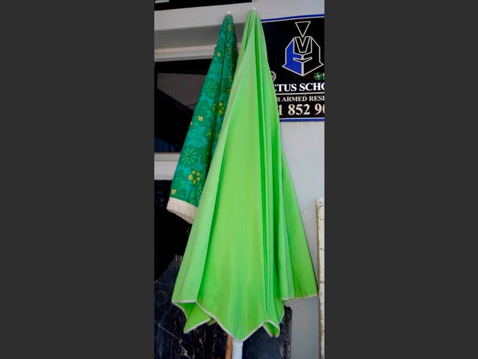 LOT: BEACH UMBRELLAS, GARDEN TOOLS, etc