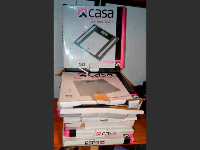 LOT: BATHROOM SCALES [Condition unknown]