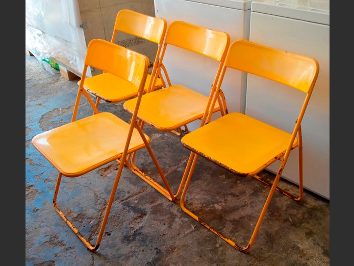 SET OF 4 YELLOW PLASTIC & METAL FOLDING CHAIRS [Rusty]