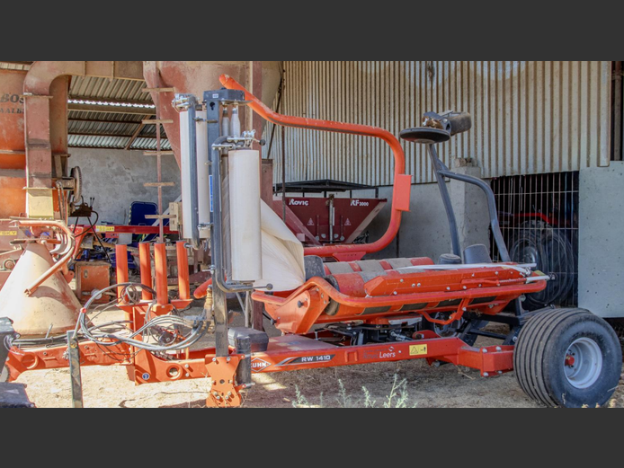 Kuhn RV140 baal wrapper