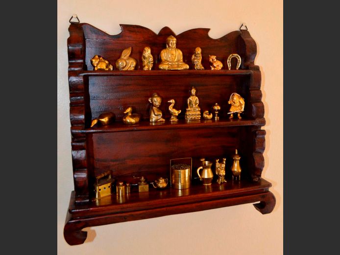 CARVED WALL MOUNT SHELF, 41 x 8.5 x 37cm, WITH COLLECTION EASTERN BRASS ORNAMENTS