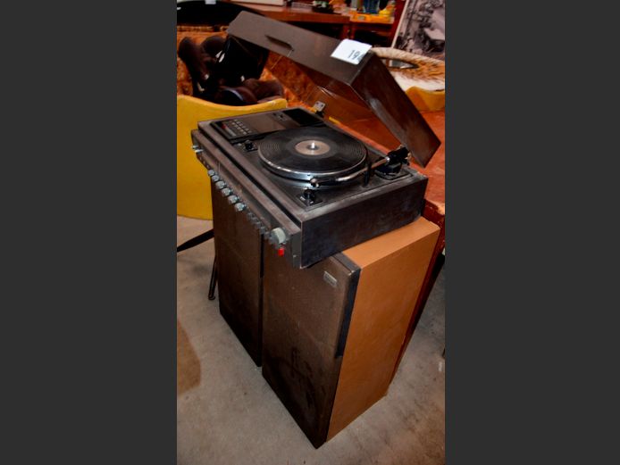 SANYO HI-FI WITH PAIR SANSUI SPEAKERS, 31 x 30 x 71cm [Switches on, power button faulty]