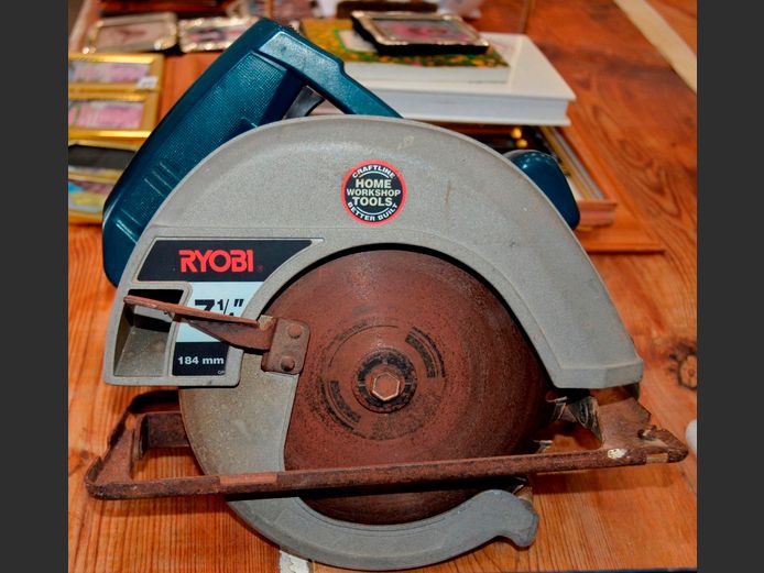 RYOBI CIRCULAR SAW [Switches on]