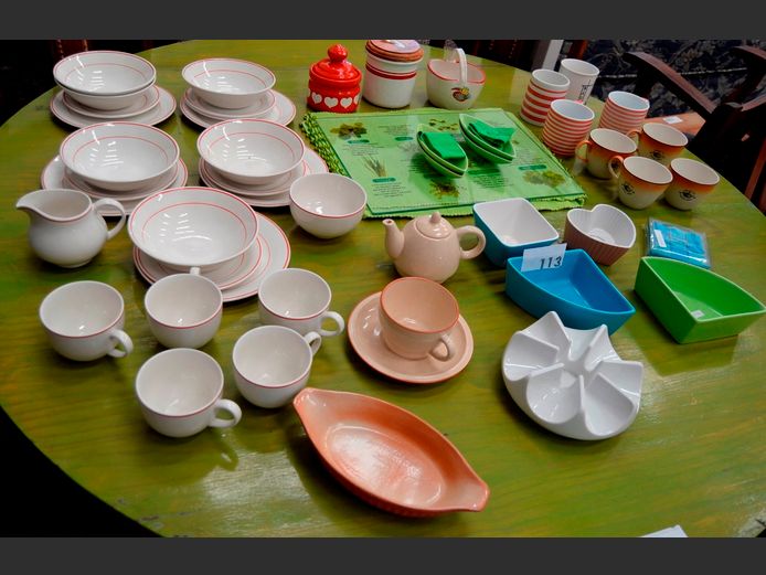 LOT: SNACK BOWLS, SAUCE BOWLS, MUGS, PLACEMATS, etc