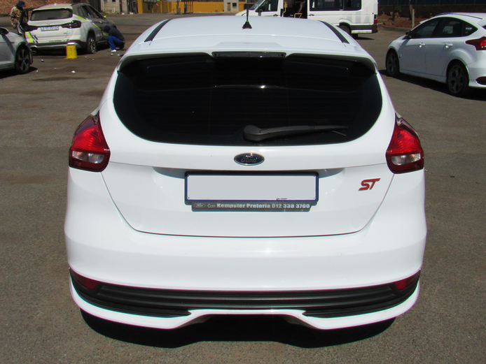 2015 White FORD FOCUS ST - 80FN