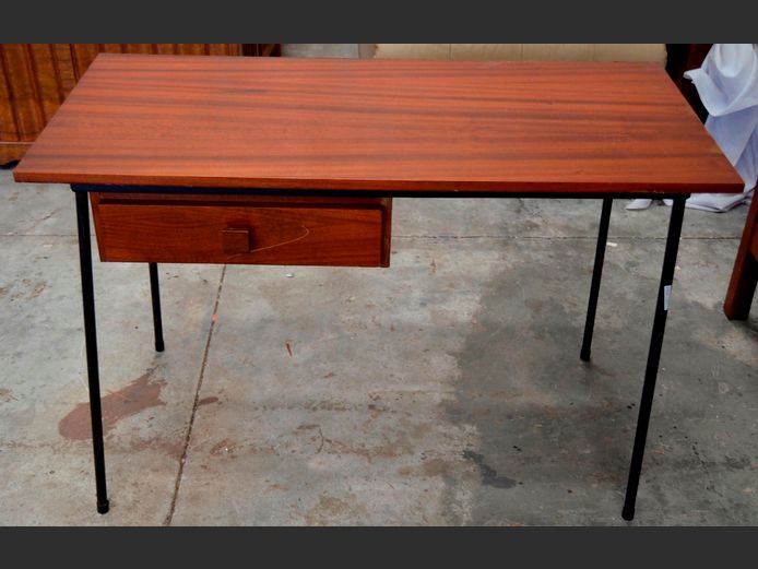 MID-CENTURY SAPELE MAHOGANY SINGLE DRAWER DESK, 107 x 51 x 71cm [Edges peeling]