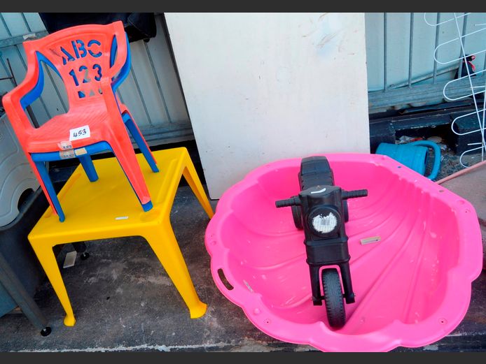 CHILDREN'S TABLE & CHAIR, SHELL PLAY TUB & A RIDE-ON SCOOTER