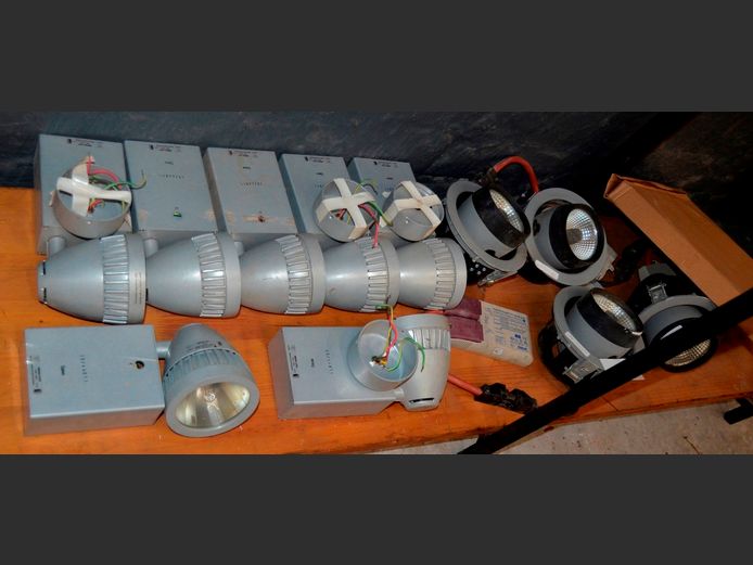 LOT: SPOTLIGHTS WITH BALLASTS [Untested]