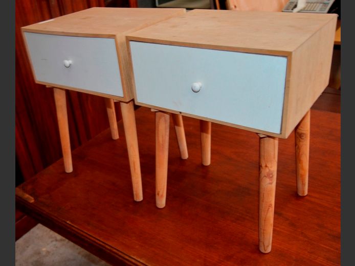 PAIR OAK FINISH & WHITE SINGLE DRAWER BEDSIDE PEDESTALS, 33 x 27 x 45cm