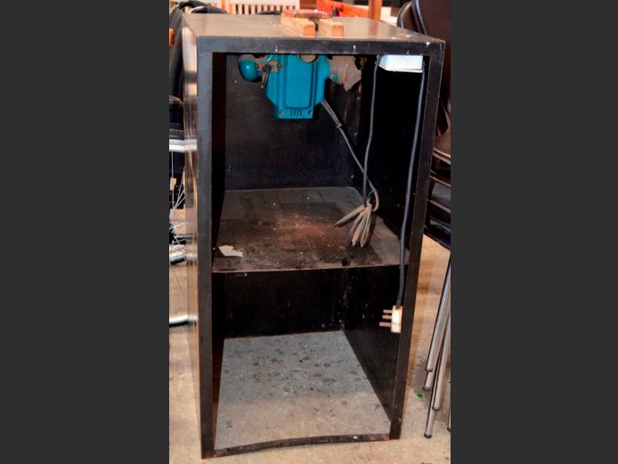 MAKITA ROUTER ON STAND, 51 x 46 x 90cm [Switches on, untested further]