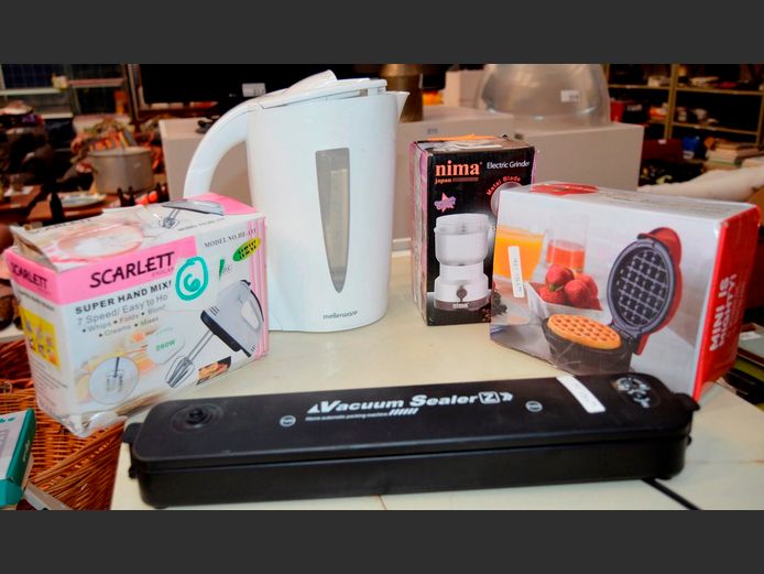 MINI WAFFLE MAKER, KETTLE, VACUUM SEALER, COFFEE GRINDER, etc [Switch on, untested further]
