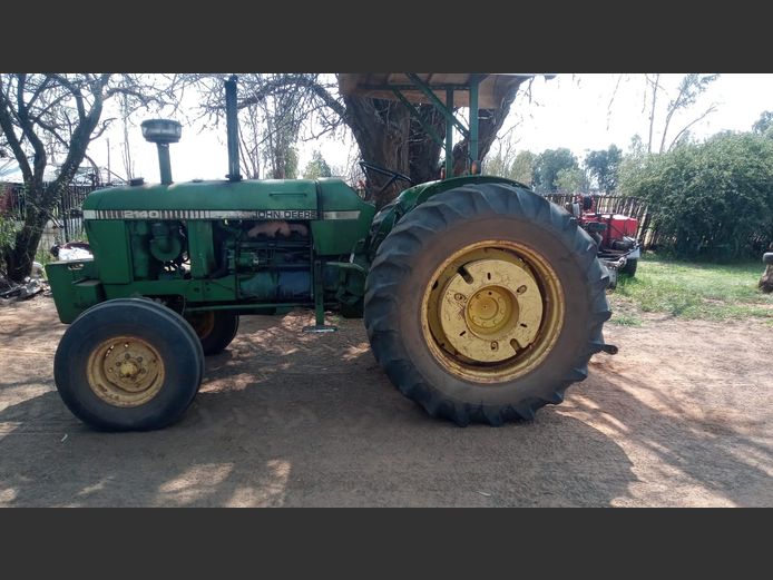 John Deere 2140