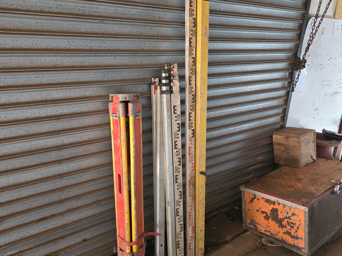 2 X DUMPY LEVELS + 3 STANDS