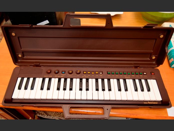 VINTAGE YAMAHA ELECTRONIC KEYBOARD IN CASE, 58 x 16cm [Switches on, untested further]