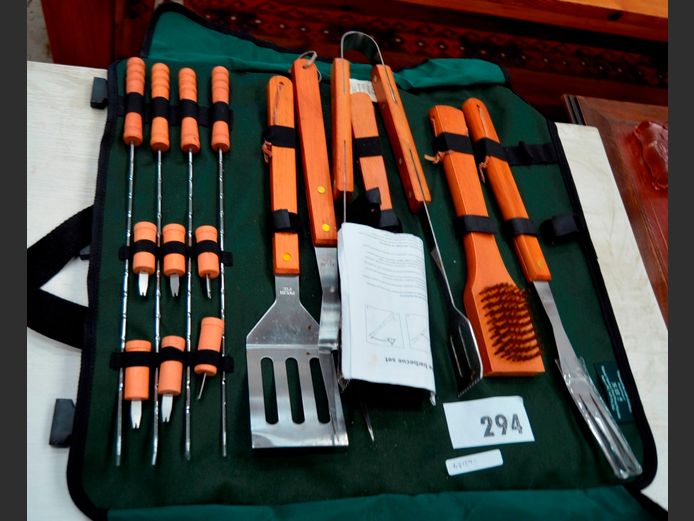 BOSCH STAINLESS STEEL & WOOD BRAAI UTENSIL SET IN BAG