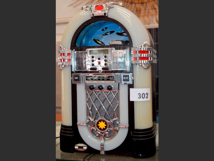 FUNKY JUXEBOX STYLE CD/RADIO, 33 x 23 x 50cm [Switches on, untested further]