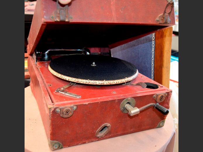 VINTAGE GRAMOPHONE [Untested, condition unknown]
