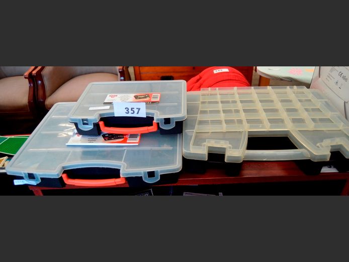 LOT: 3 x ORGANIZERS & CONTENTS