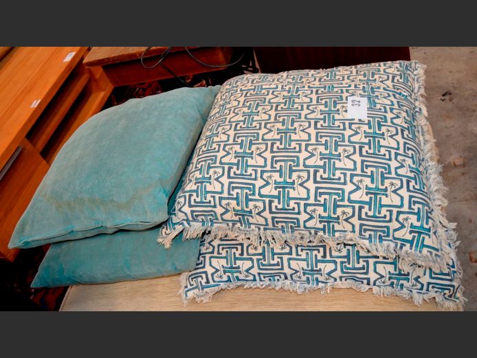 LOT: 2 x PAIRS SCATTER CUSHIONS [Need a good clean]