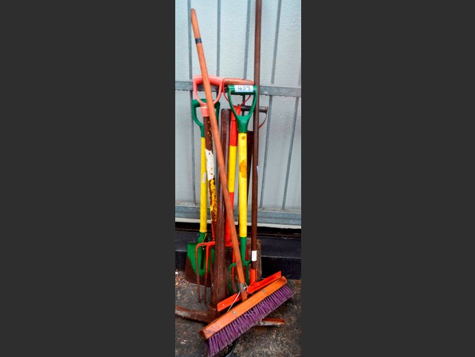 ASSORTED GARDEN TOOLS