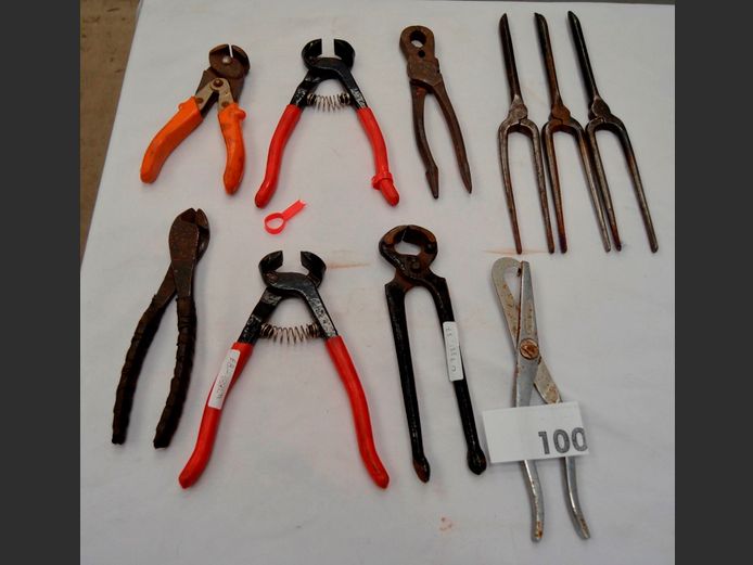 LOT: TILE NIPPERS & SHEET METAL BENDERS