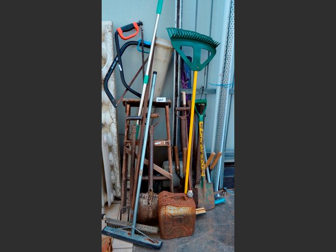 ASSORTED GARDEN TOOLS & A WOODEN STEPLADDER