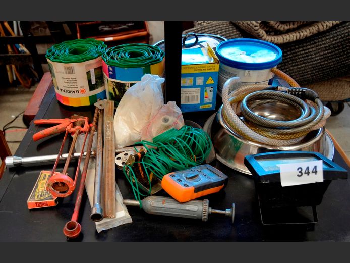 LOT: GARDEN TOOLS, BORDERS, etc