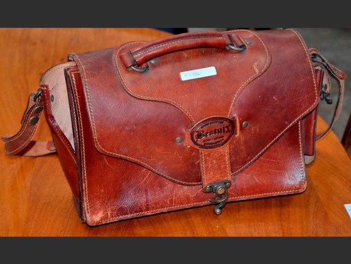 BEATNIX LEATHER BAG [1 side needs stitching]