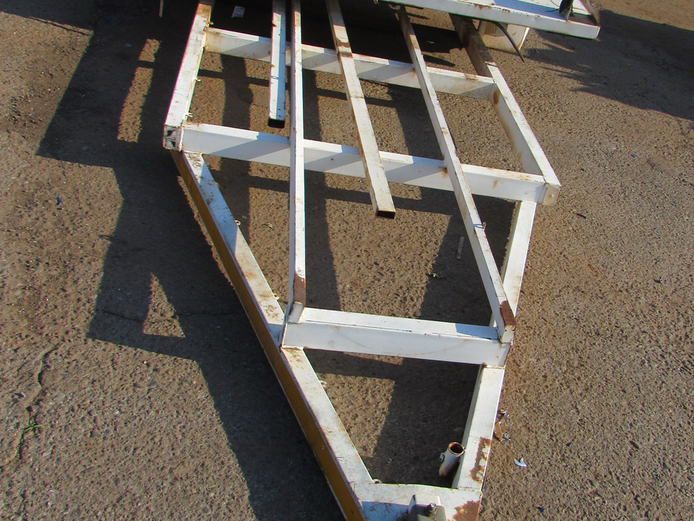Trailer 883