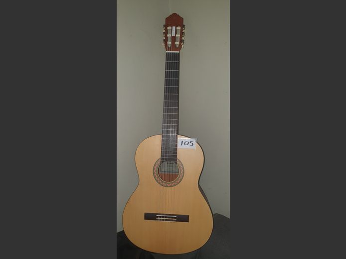 YAMAHA ACOUSTIC GUITAR IN BAG