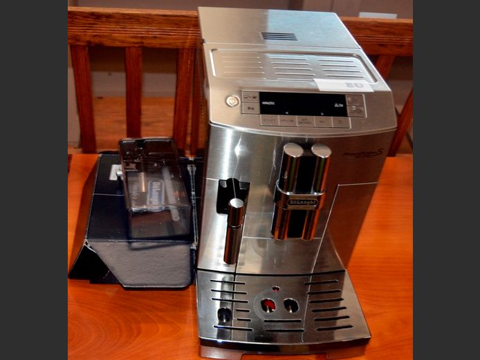 DELONGHI PRIMA DONNA DELUX COFFEE MACHINE [Switches on, untested further]