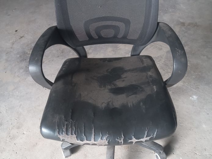 Black-mesh swivel office chairs