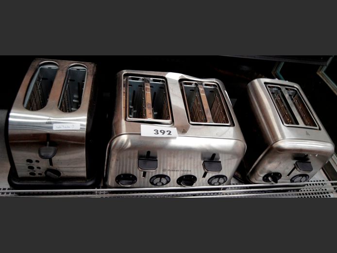 LOT: 3 x RUSSELL HOBBS STAINLESS STEEL POP-UP TOASTERS [Switch on, faulty]
